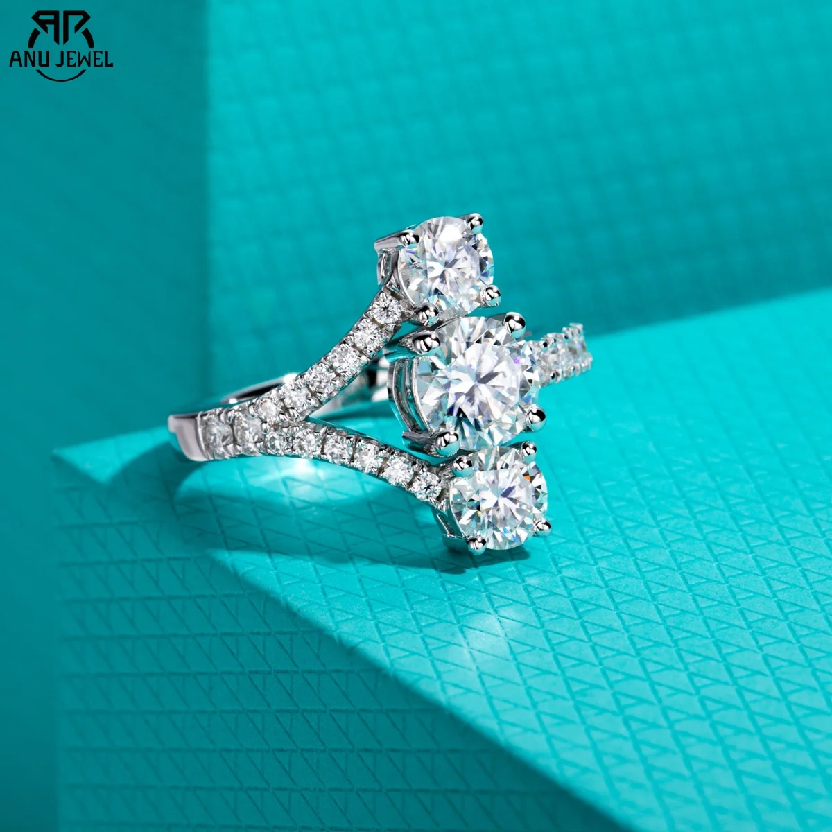 AnuJewel Anillo de Compromiso con Tres Piedras en Forma de Y con Moissanitas de 2.36cttw, Plata de Ley 925, Chapado en Oro de 18k, Anillo de Bodas para Mujer