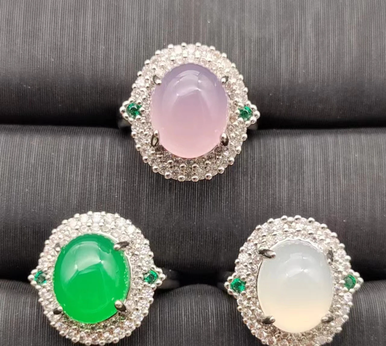 

Посеребренное инкрустированное кольцо из белого халцедона с высоким ледяным белым халцедоном, женское кольцо из голубиного яйца с зеленым агатом и нефритом