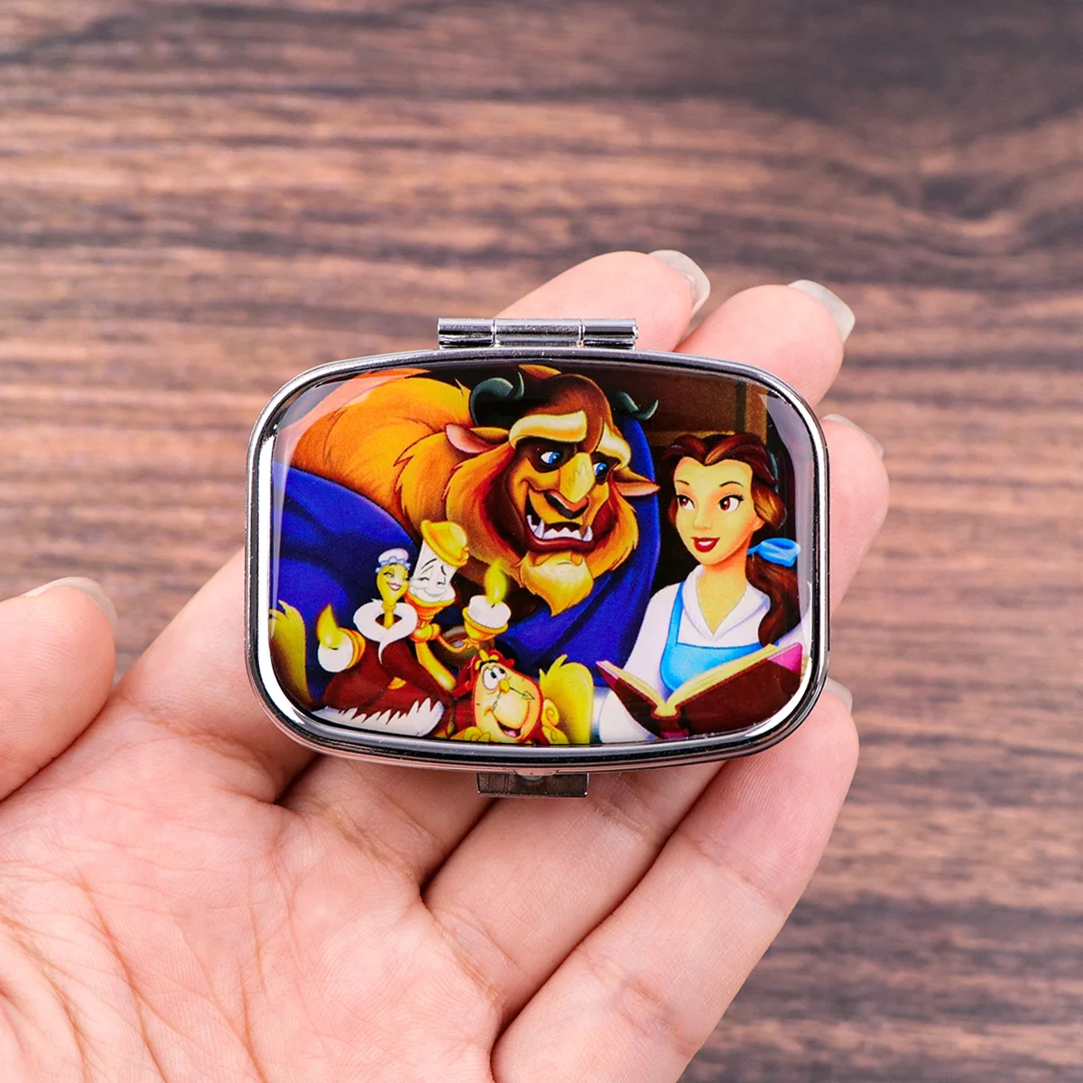 لطيف الكرتون سلسلة 2 مقصورات صندوق دواء معدني المحمولة السفر مزين مختومة منظم حبوب صغيرة تخزين الحاويات