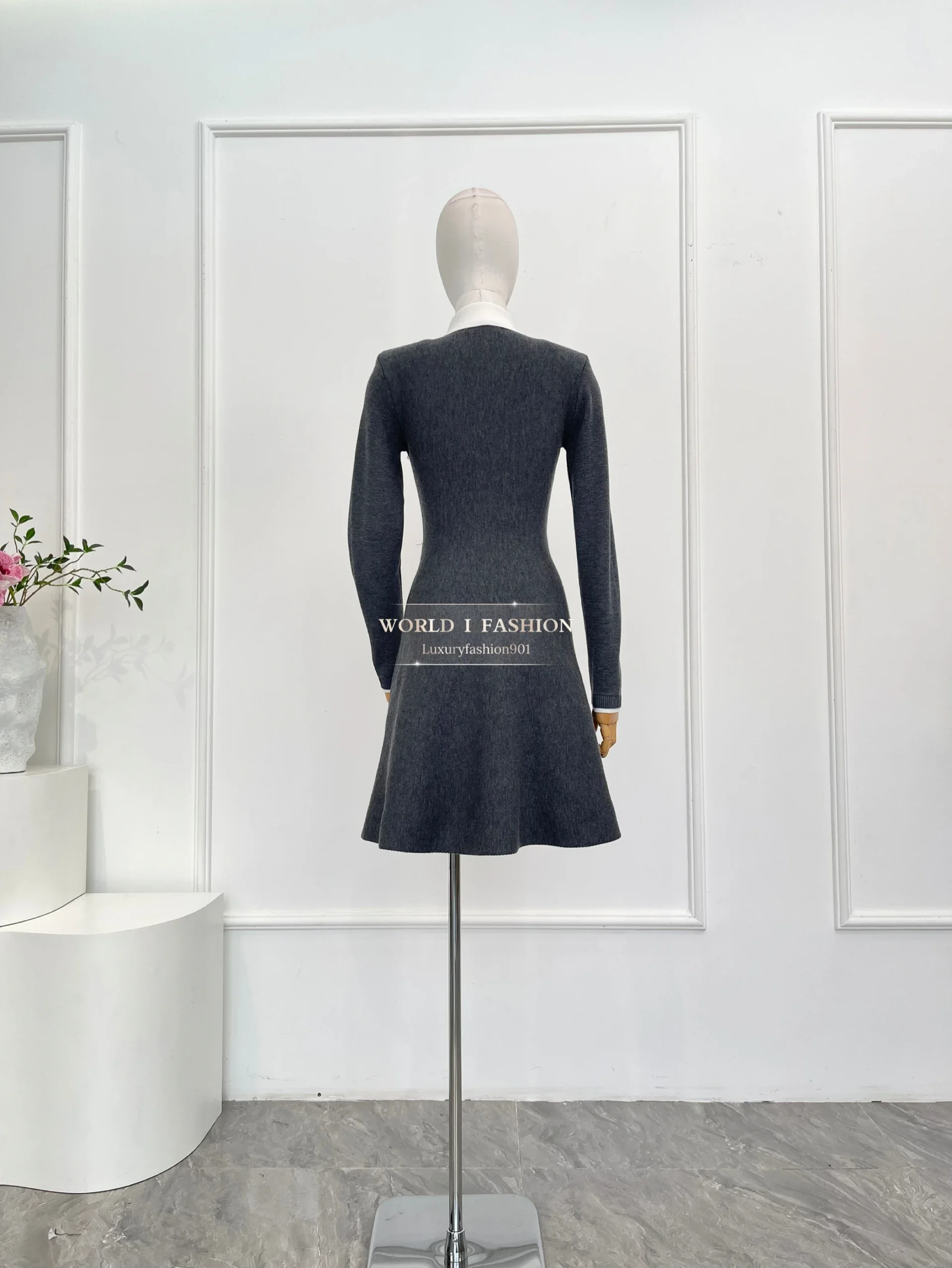 Mini abito da donna elegante con pieghe ritagliate a maniche lunghe grigio di alta qualità