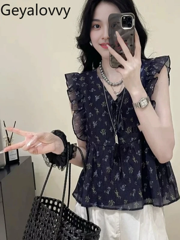 

French Retro Floral Flying Sleeve Shirt Women's Summer Design Sense Chic Beautiful Sweet Blouse V-neck Sleeveless Tops