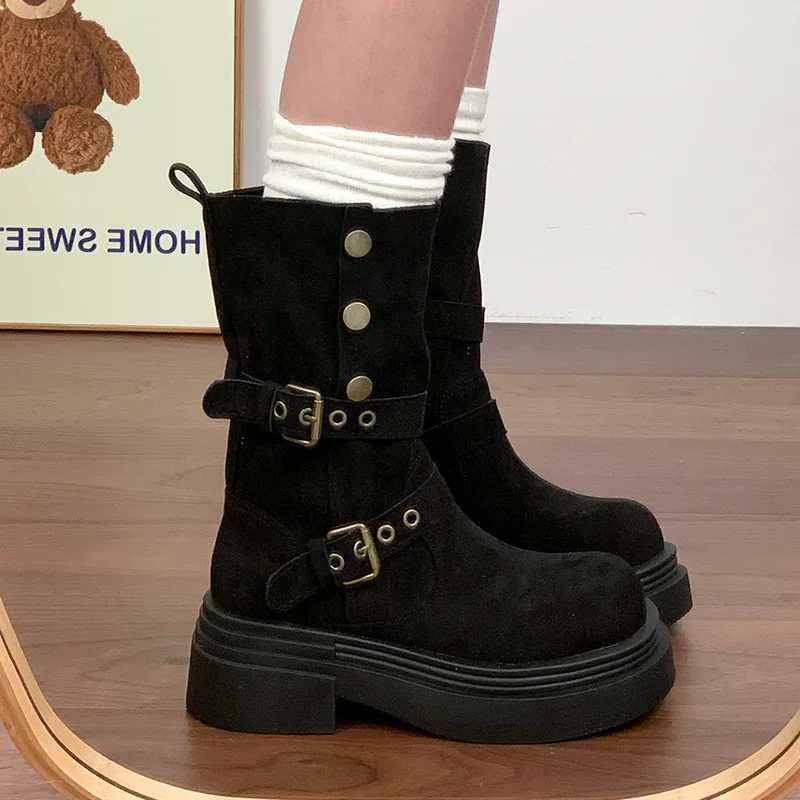 أحذية نسائية مسطحة من جلد الغزال أحذية منتصف العجل 2025 موضة مشبك أحذية الشتاء الاتجاه الجديد مصمم أنيق Mujer بوتاس