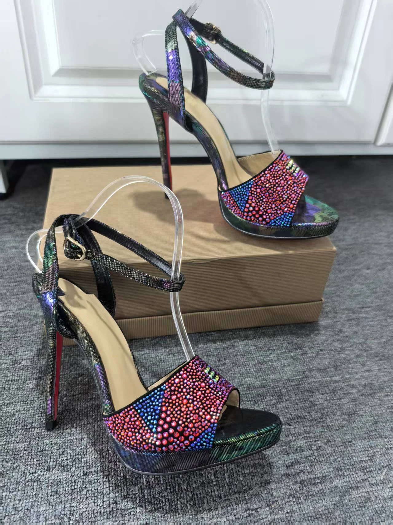 

Красочные женские босоножки на высоком каблуке с бисером — дизайн с ремешками и переливающимися акцентами, идеально подходят для особых случаев