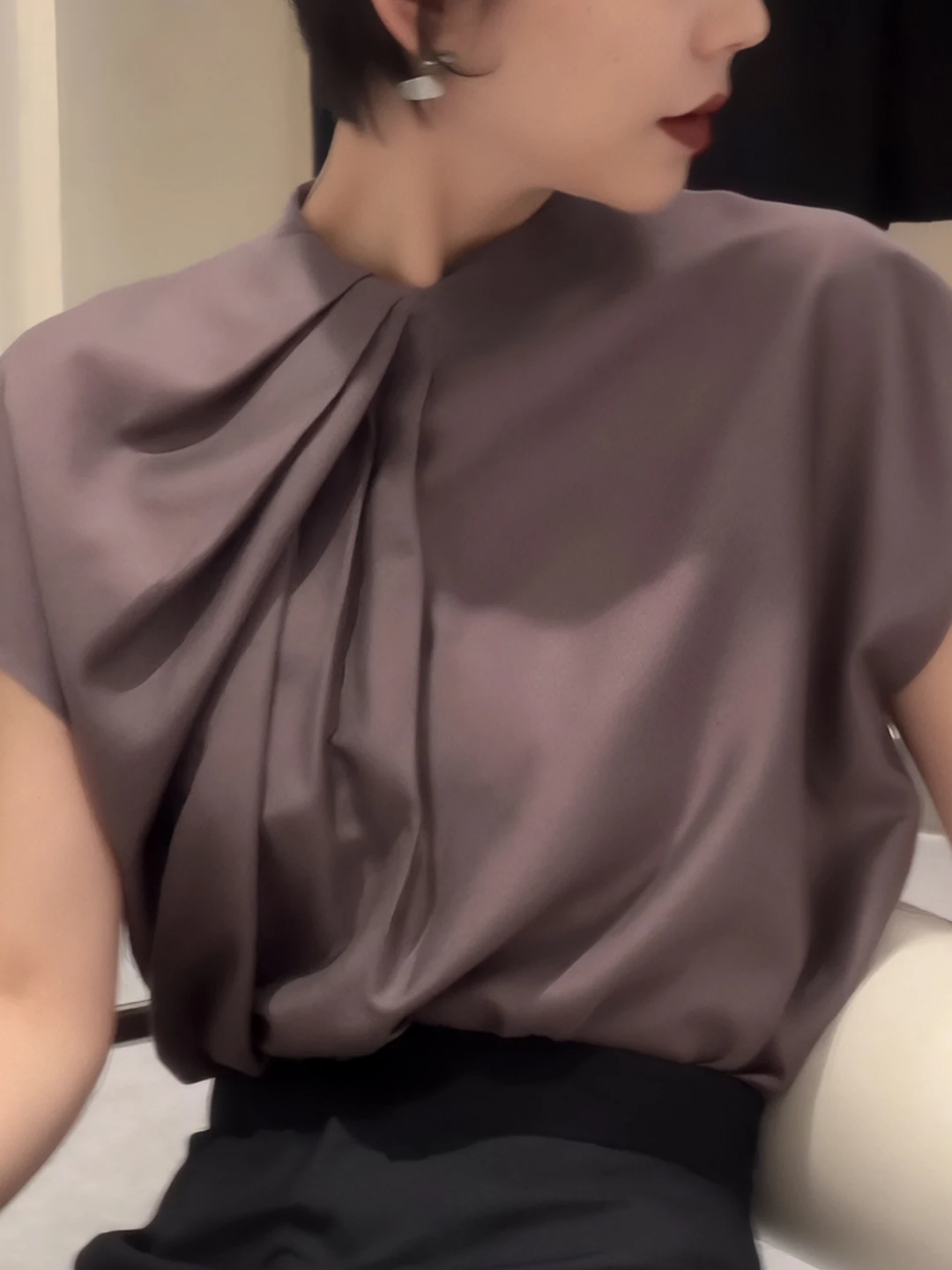 

Корейская модная однотонная асимметричная плиссированная блузка с коротким рукавом для женщин, универсальный летний тонкий повседневный топ