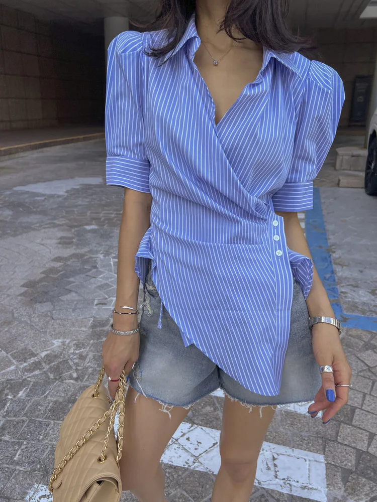Elegancka bluzka damska z bąbelkowym rękawem, kołnierzykiem, bocznymi guzikami, wyszczuplająca, w pionowe paski, modna, do pracy, luźny krój.