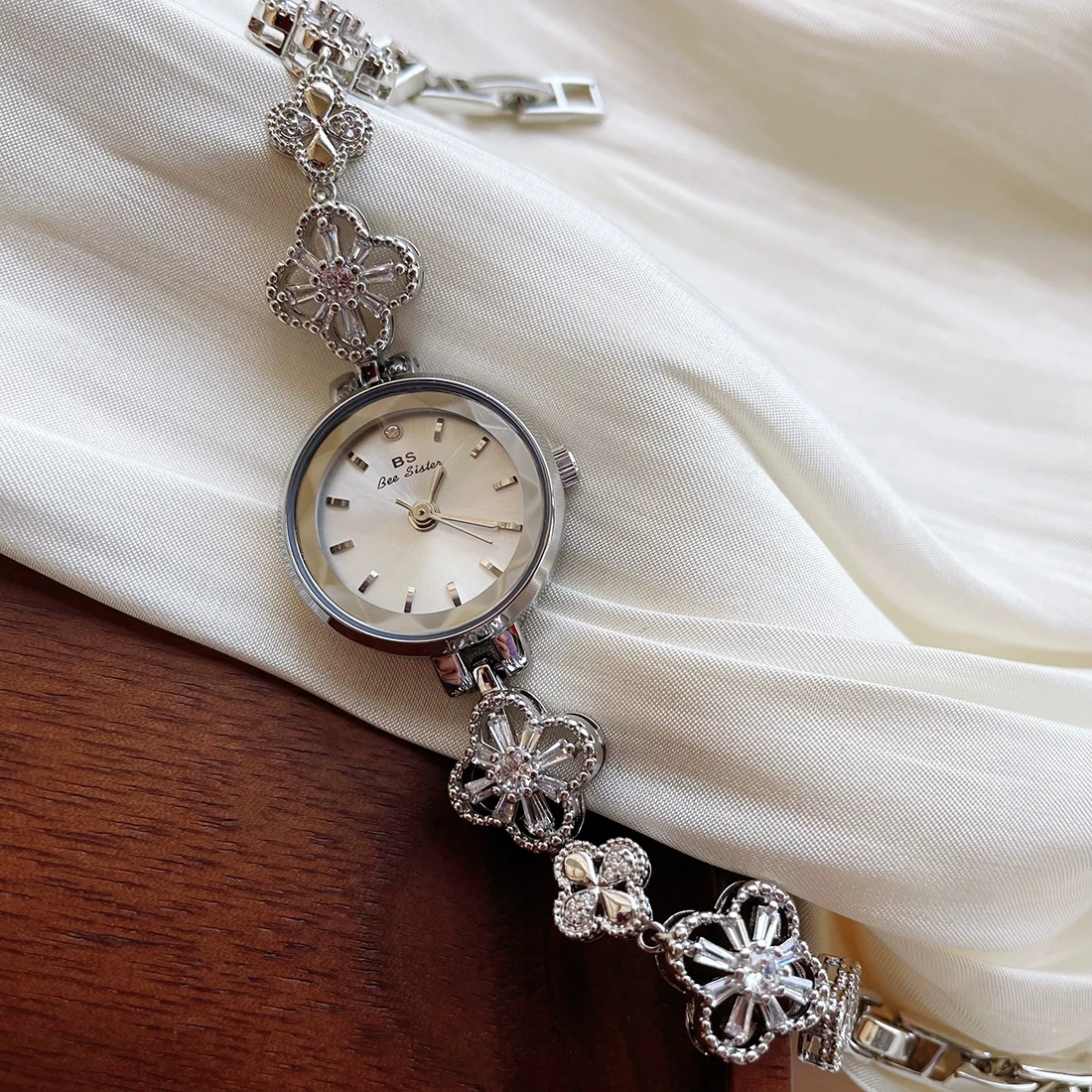 ساعات محظوظة للمرأة أنيقة فضية فاخرة سوار ذهبي مقاوم للماء ساعة كوارتز هدايا سيدة