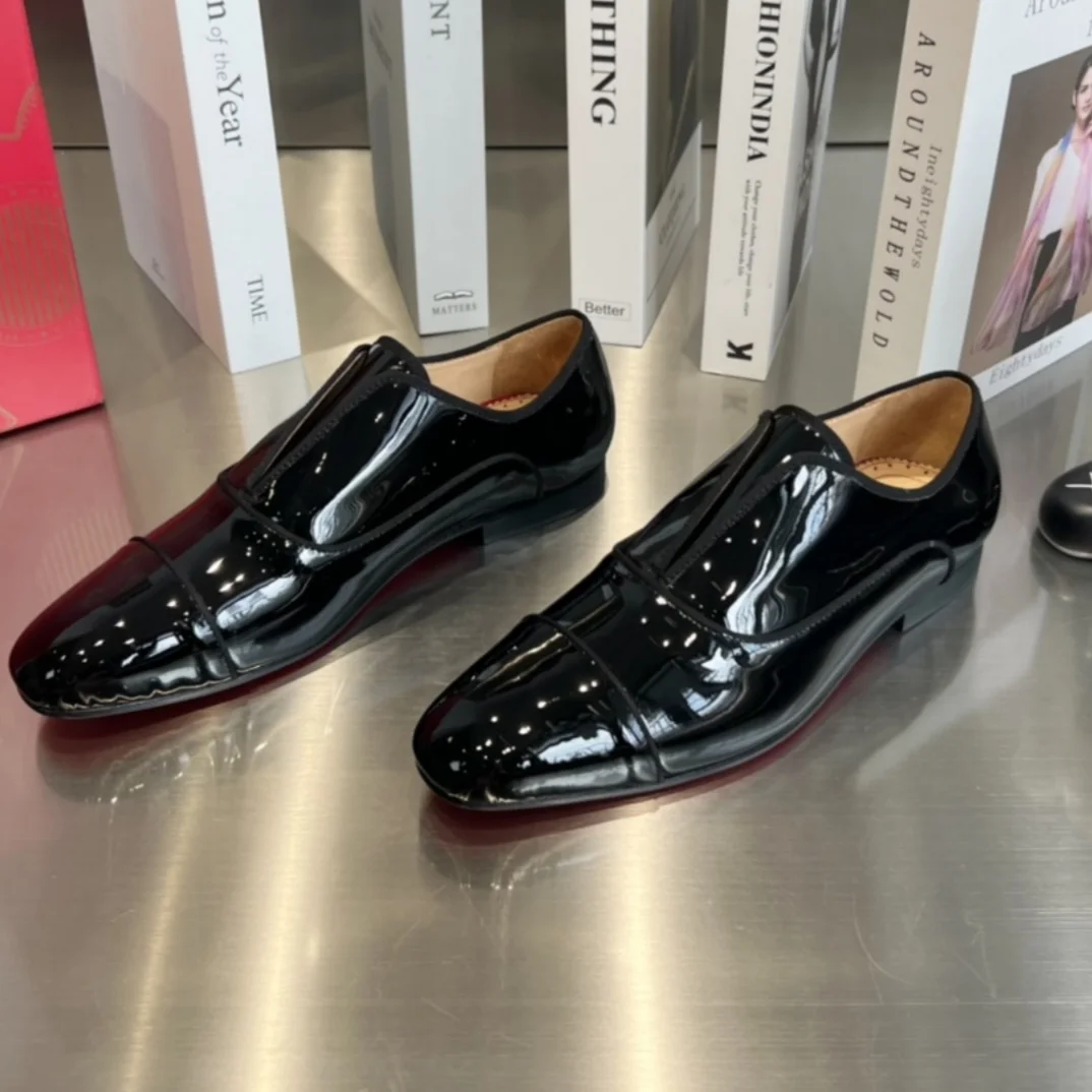 

Новые черные мужские деловые туфли классического дизайна с квадратным носком на низком каблуке со шнуровкой и металлическими украшениями для офиса, повседневного банкета, элегантные одинарные туфли