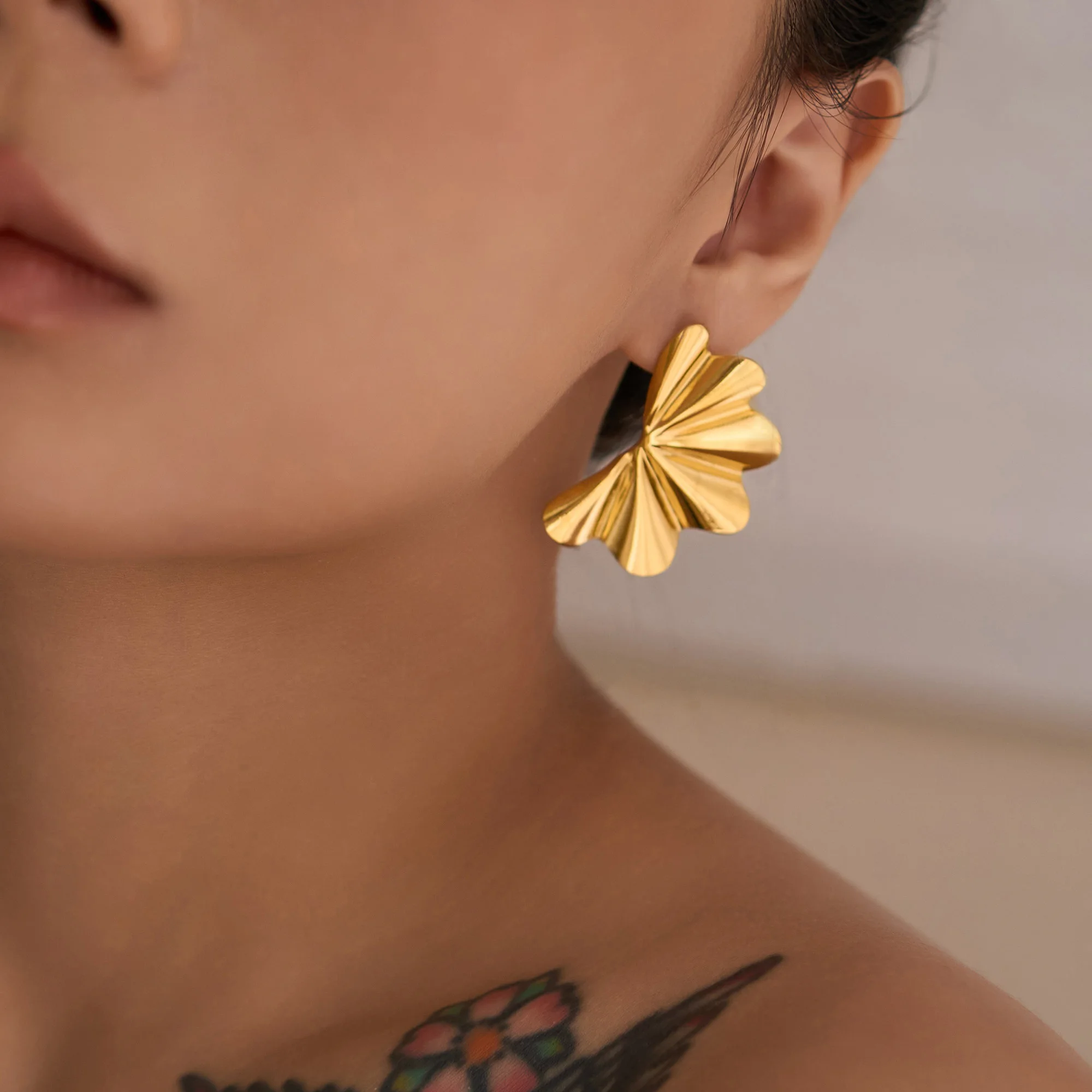 

DASEIN INS Trendy Ruffled Sun Fan Shaped Earrings 18k Pvd Gold Plated Stainless Steel Ancient Indian Jewelry for Women