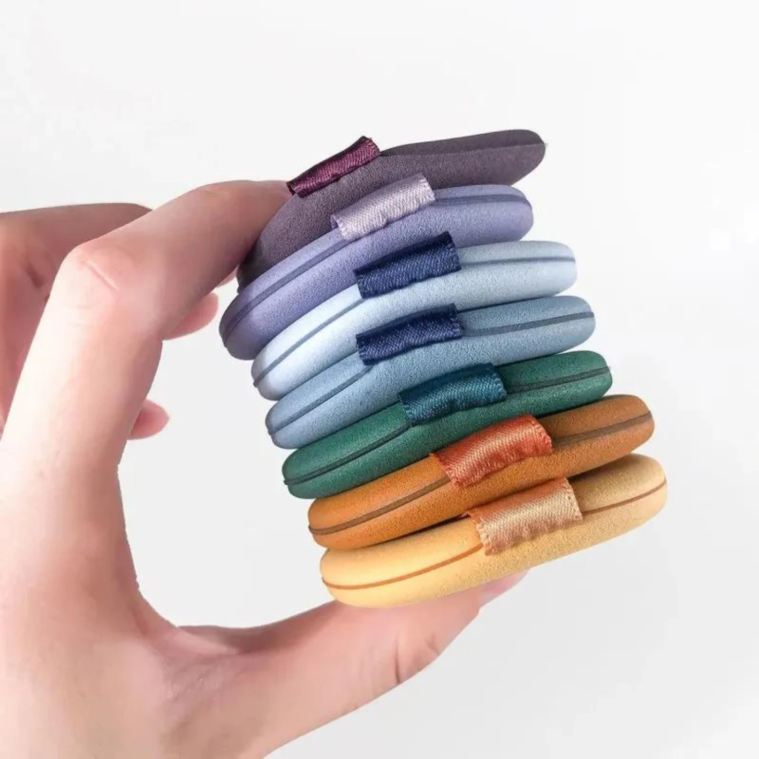 7 個のソフトフェイスパウダーパフセット、エレガントな収納ボックス付き、完璧な美容メイクアップのためのふわふわのルースパウダーブレンダースポンジ