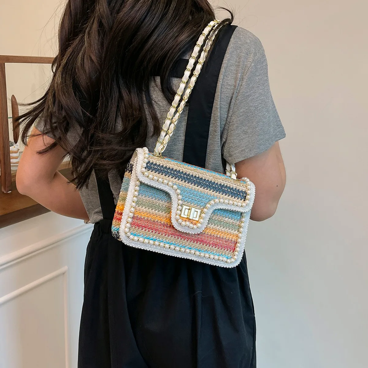 

Fashionable Tote Bag for Ladies Made with Premium Leather, Large Main Compartment and Zipper Closure By Luxury Brand for Travel