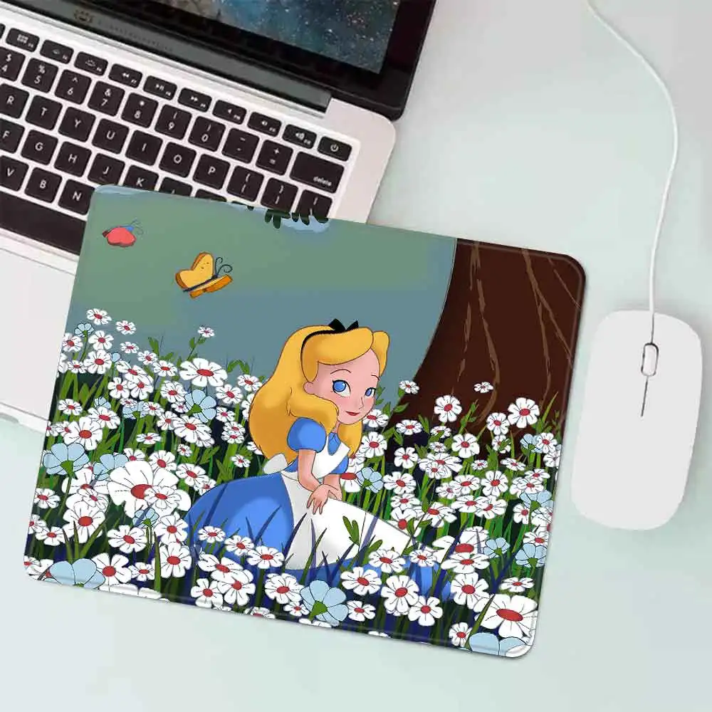 Disney Alice In Wonderland Gaming Muismat XS Kleine Muismat Voor PC Gamer Desktop Decoratie Kantoor Muis Mat Bureaumat Tapijt