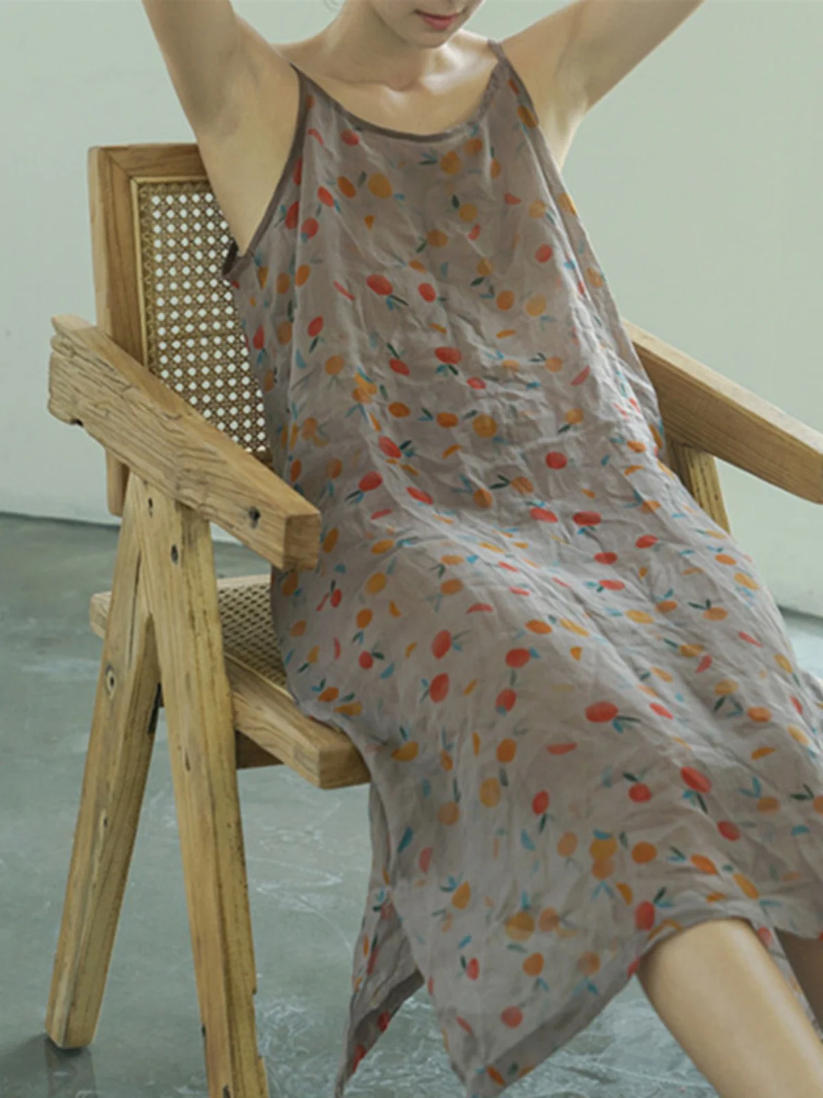 

Женское летнее тонкое свободное платье трапециевидной формы средней длины в стиле ретро с цветочным принтом из конопли и хлопка с запахом на талии