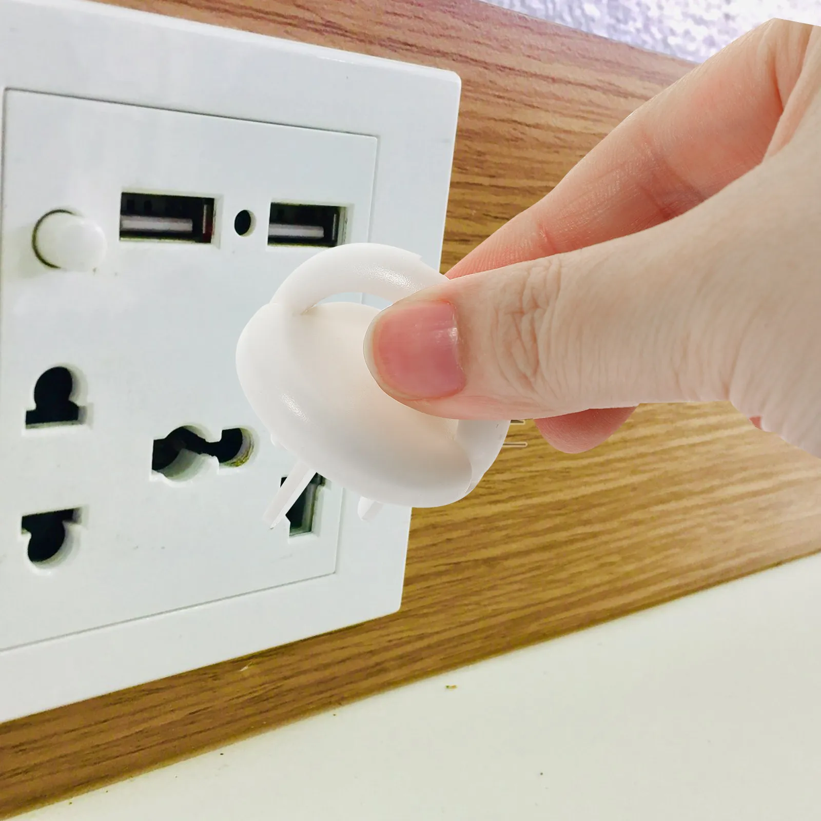 

50Pcs Childproof Outlet Plug Covers Baby Safety Electric Shock Protection Durable Easy Pull Out Outlet Cover Baby Proofing