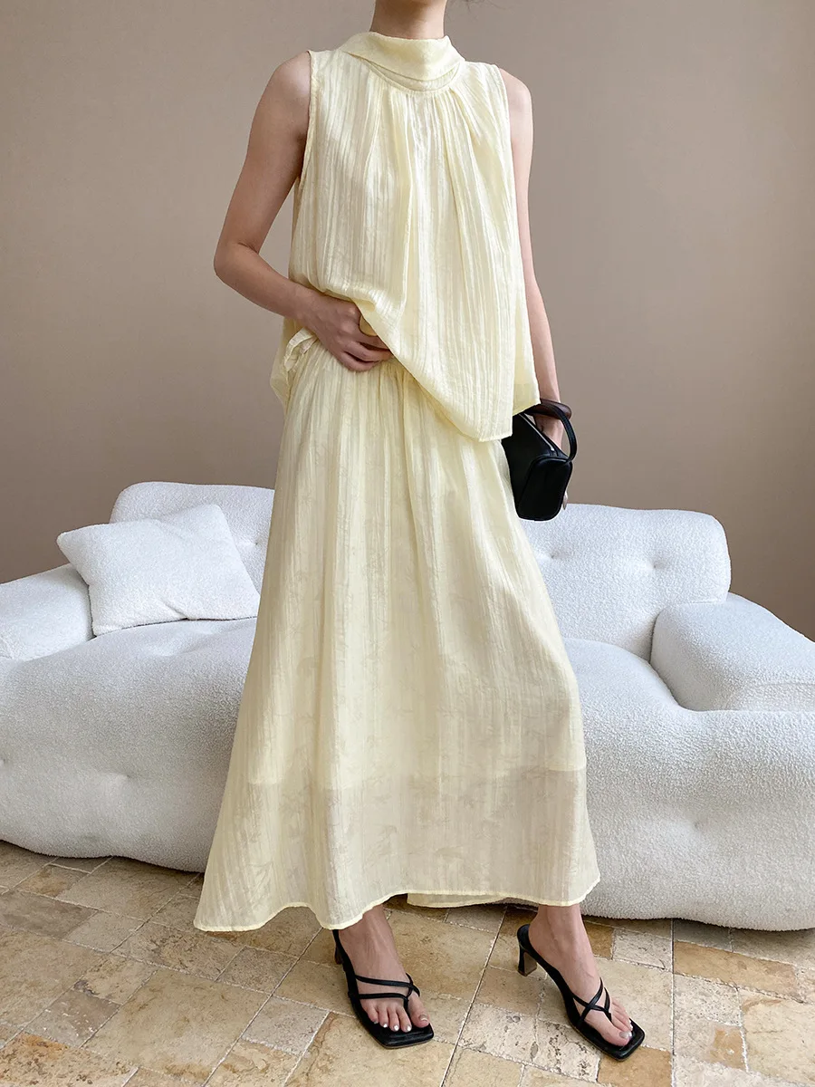 Dwuczęściowy zestaw: kamizelka i spódnica w stylu nowo-chińskim z ciemnym wzorem.