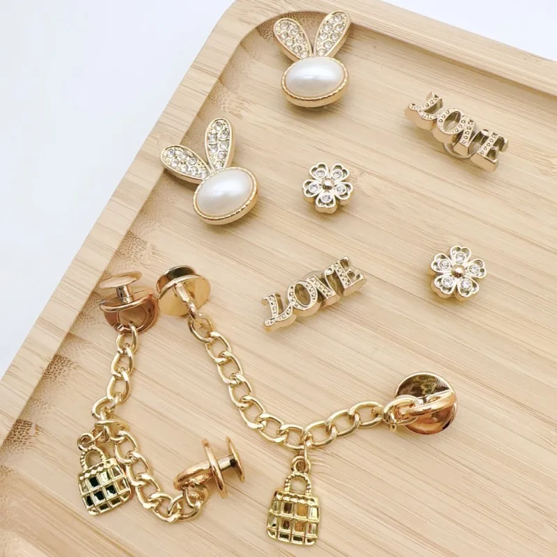 รองเท้า Charm สําหรับ Crocs DIY โซ่โลหะเพิร์ล Rhinestones รองเท้าอุปกรณ์ตกแต่ง Charms สําหรับ Clogs Bogg กระเป๋าสไลด์รองเท้าแตะ