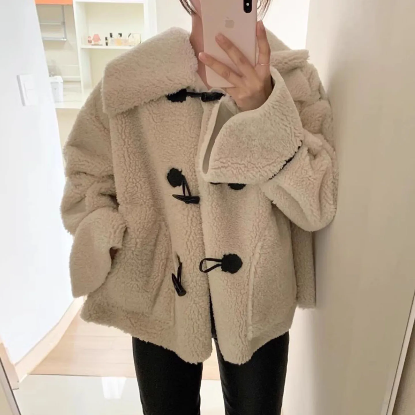 الرجعية التلبيب تقسم فرو الضأن Jaet المرأة فضفاضة الفراء والقطن معطف متكامل طويل Sve قبعة مع زر إغلاق