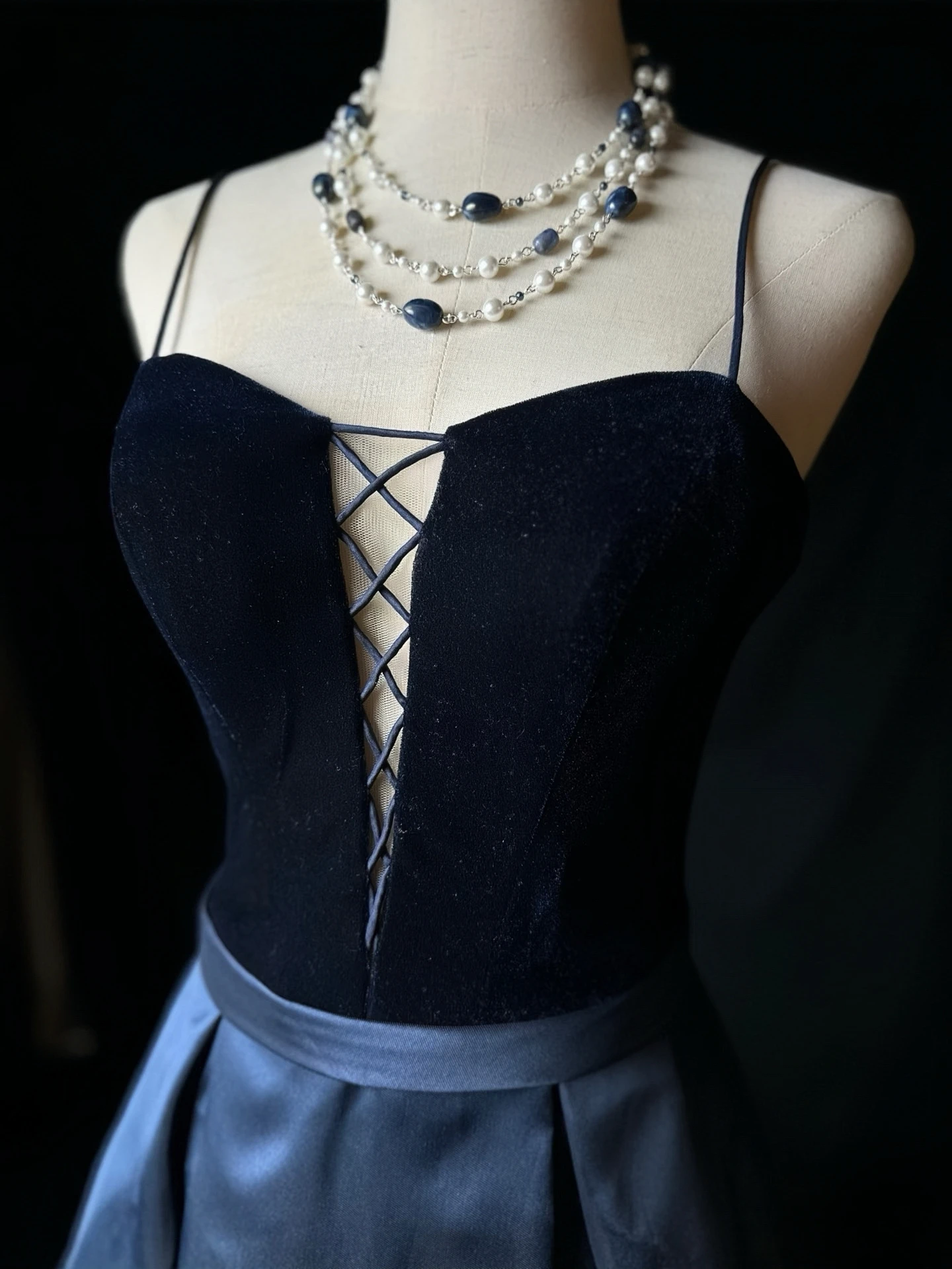 

Elegant Women Long Prom Dresses A-line Design Evening Gown with Slit Spaghetti Strap V-neck Formal Occasion Cocktail Party Gowns