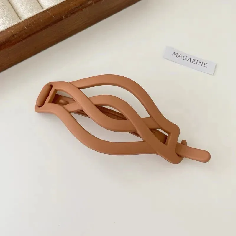 مشابك شعر غير لامعة باللونين الأسود والبني الموز - مشابك على شكل إكسسوارات شعر عصرية للنساء أنيقة