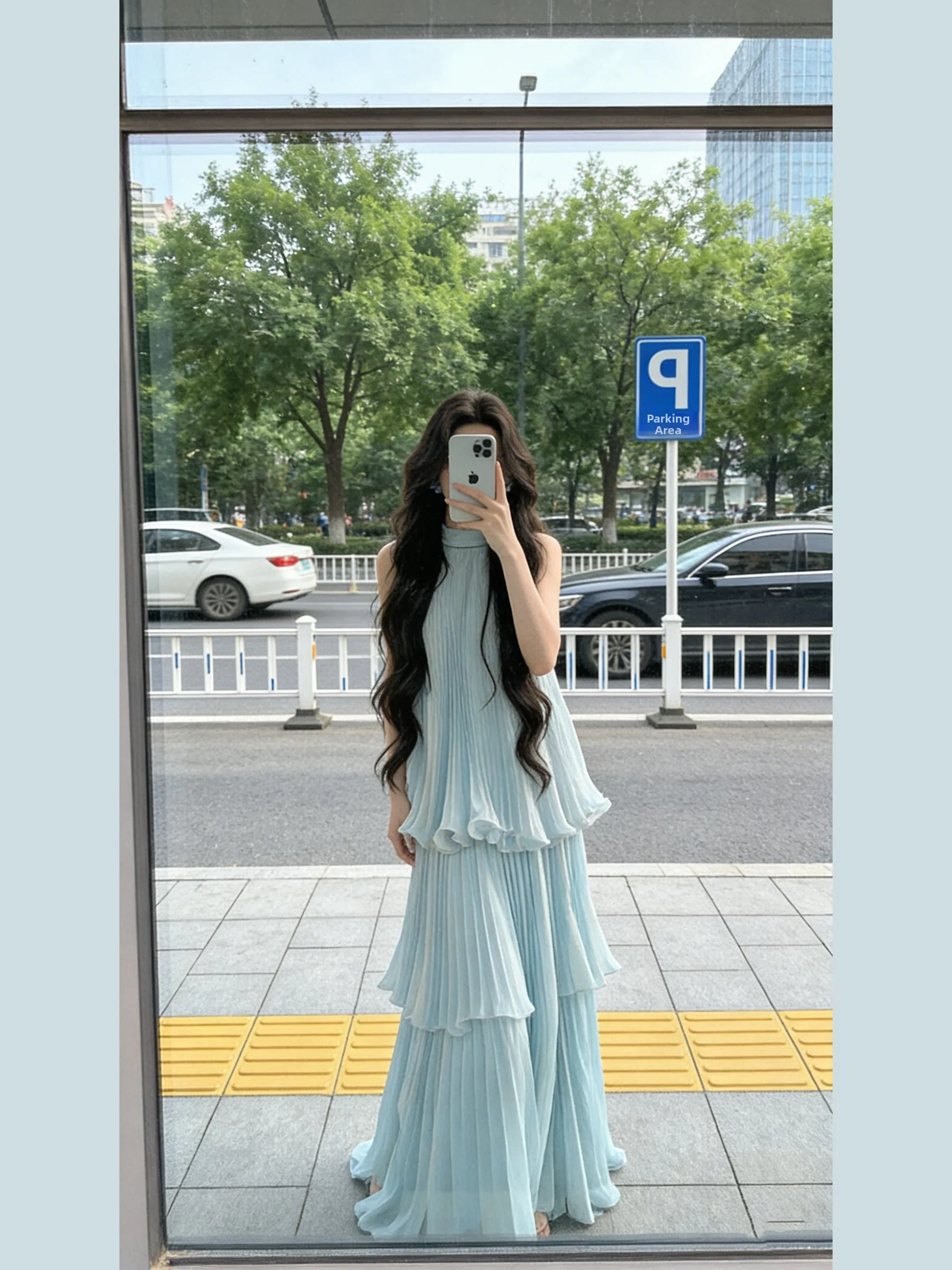 

Женский модный комплект из топа и юбки, создающий летнюю атмосферу, с эффектом омоложения. Красивая юбка средней длины, дышащая, средней плотности.