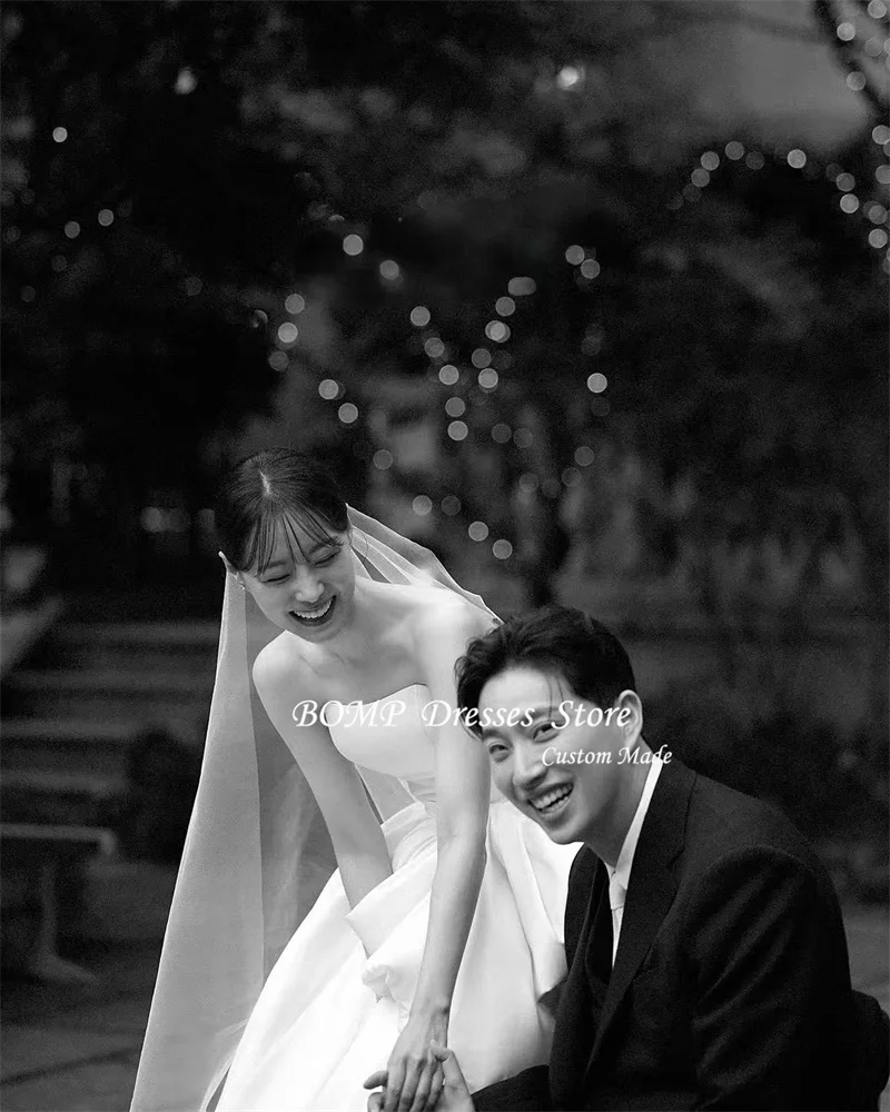 ストラップレスのサテンのウェディングドレス,地面の長さ,花嫁のドレス,コルセット,バックベール,カスタム,韓国の写真,BOMP-Aコレクション