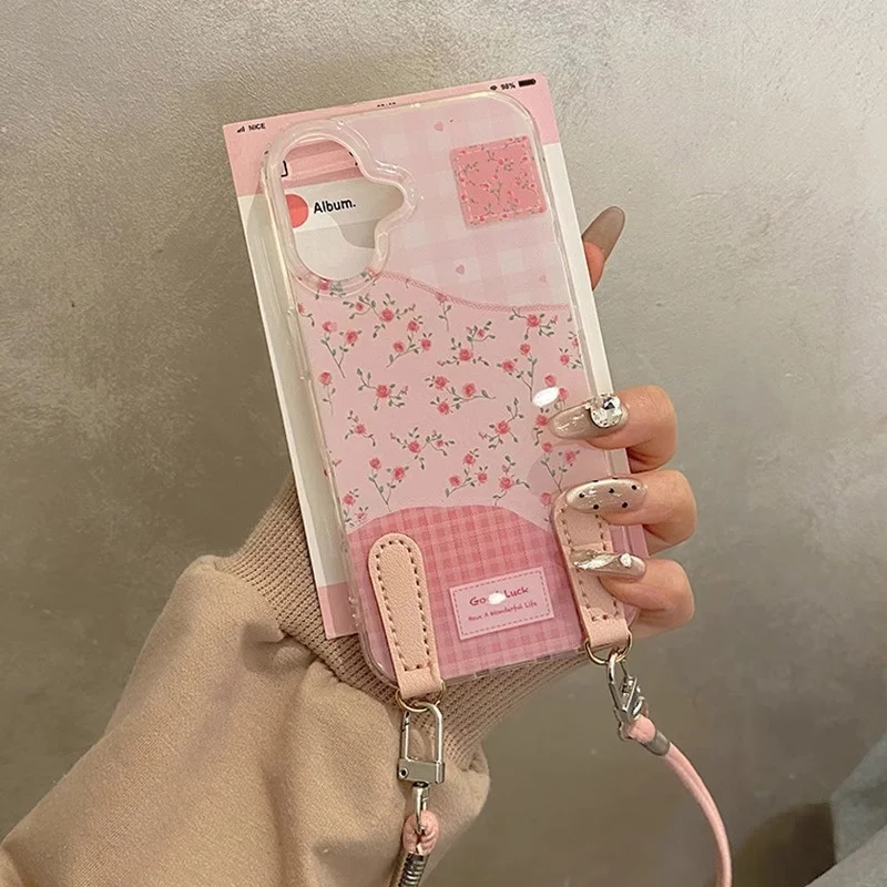 Transparente IND-Handyhülle mit großem Loch, rosa kariertem Blumenmuster und rosa Handgriffband für iPhone 12 13 14 15 16 17 18 Pro Max – Detail 3