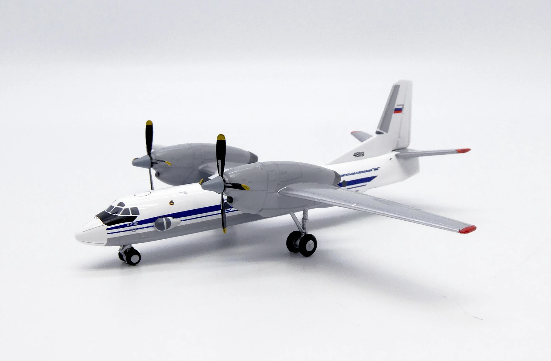 LH4329 1/400 Russian An-32 transport aircraft model 48119 Alloy finished product collection model