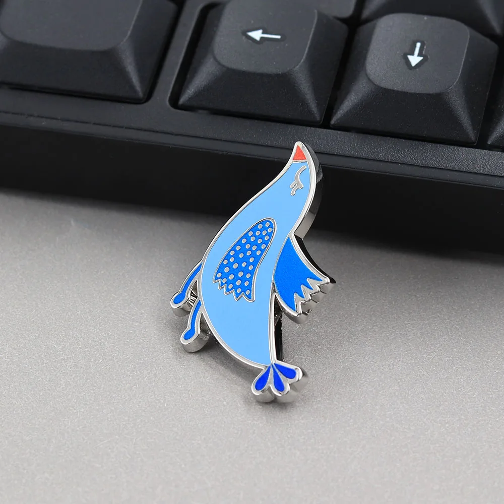 Kreative, niedliche fliegende Vogel-Broschen, minimalistische nordische blaue Vogel-Emaille-Anstecknadeln, Volkskunst-Tierabzeichen, Rucksack-Reversnadel, Schmuckgeschenk – Detail 5