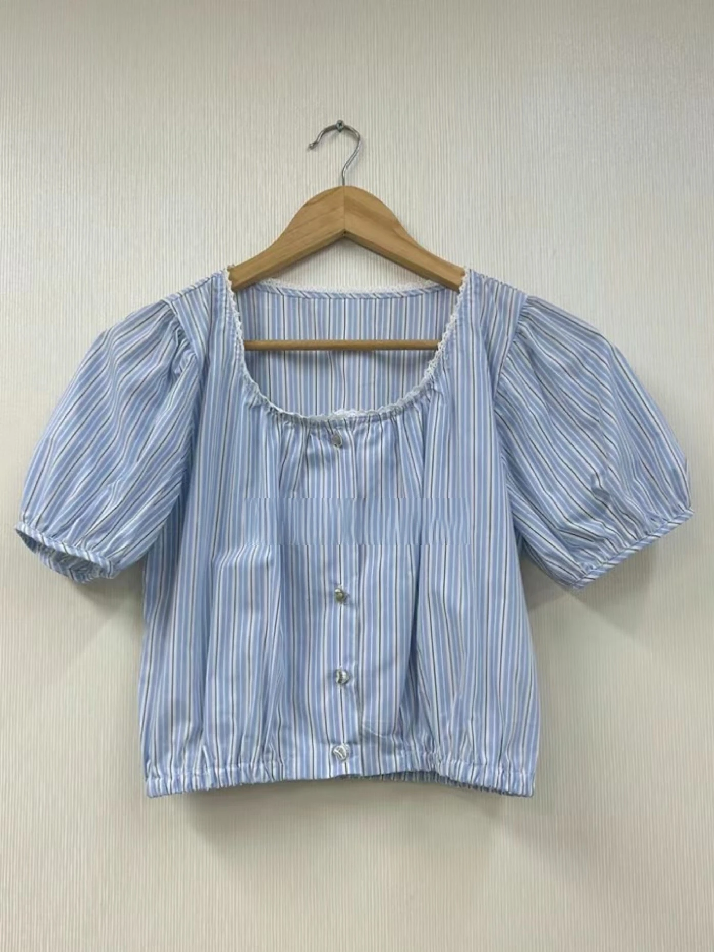 유니크 SEI 매트 하트 버튼 스트라이프 다용도 레이스 칼라 버블 슬리브 탑 한국 스타일 출퇴근 바람막이