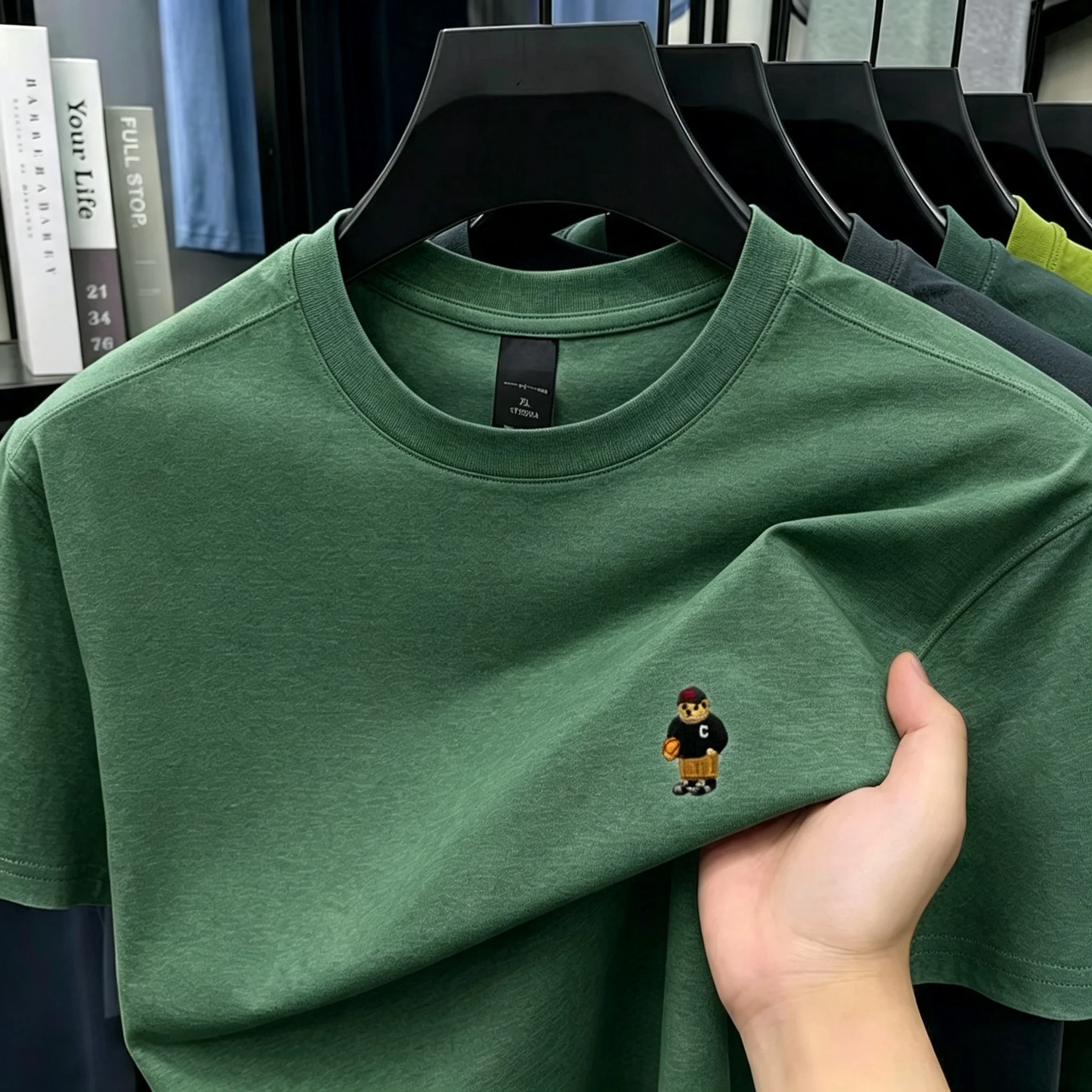 2026 Herren-T-Shirt mit Rundhalsausschnitt und kurzen Ärmeln, niedliche Basketballspieler-Mini-Stickerei, weiches, atmungsaktives, lässiges Sommer-Basic-Top – Detail 10