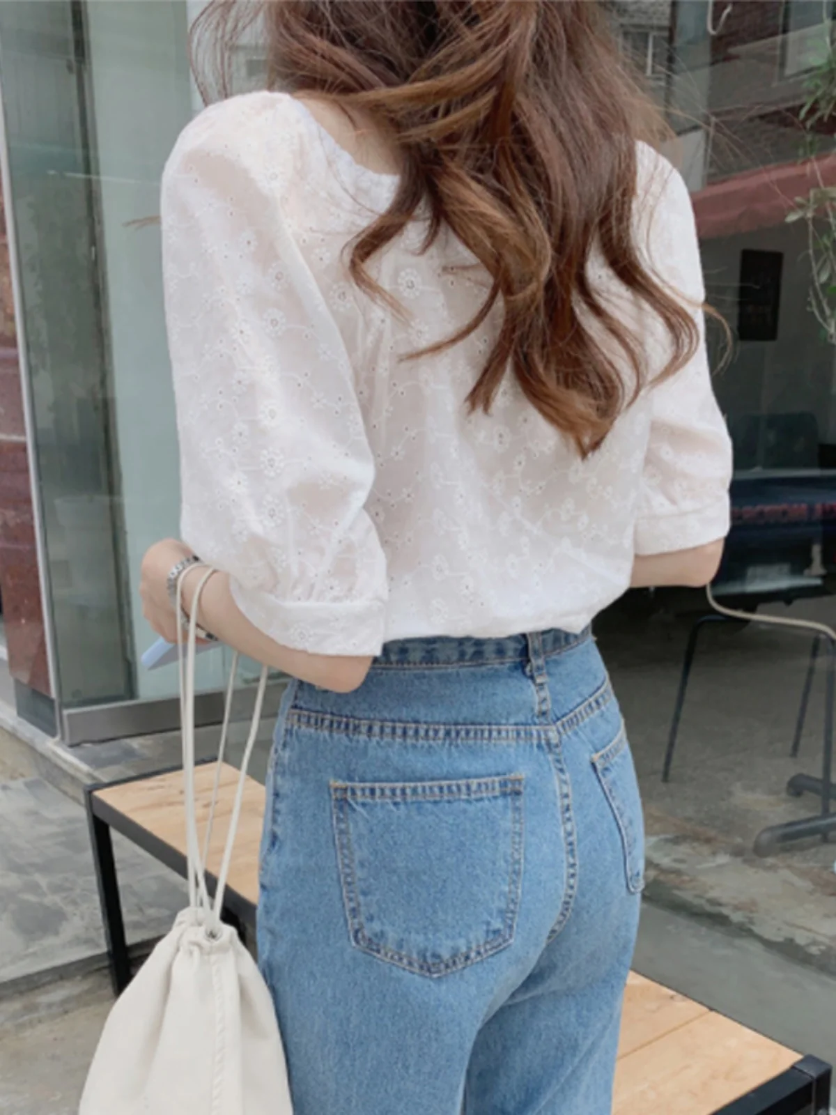 Retro Embroidered Hollow Bubble Sve irt Women's Summer Unique Design V-ne Exposing Clavicle ort Sve Top