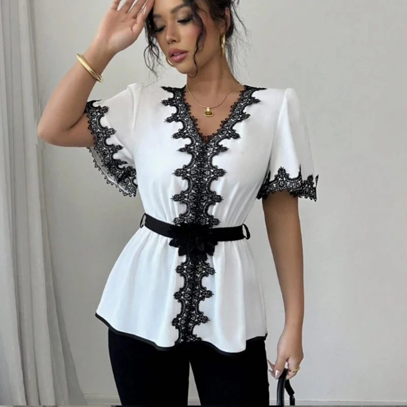 Camicetta bianca da donna con scollo a V e bordo in pizzo nero, orlo peplo con cintura, ideale per cene serali, gite alla moda