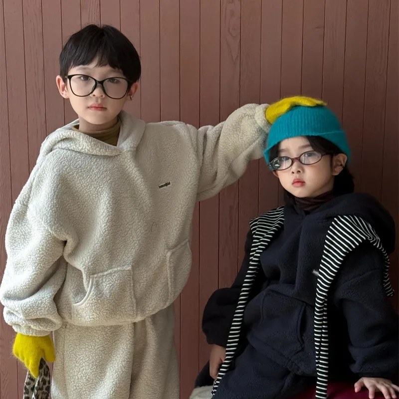 

Комплект для девочек 2021, осень-зима, корейский стиль, модный модный толстый теплый однотонный топ с капюшоном, свободные брюки, комплект из двух предметов