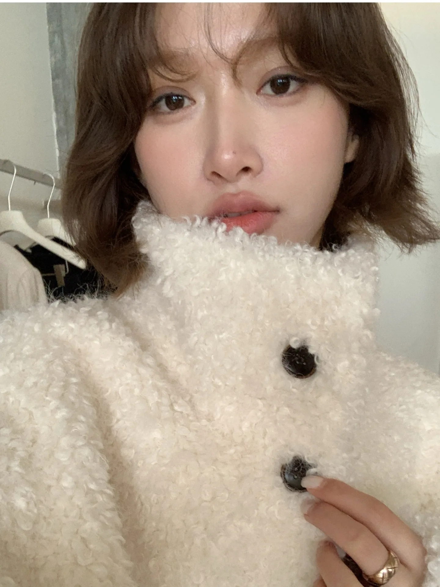 เสื้อโค้ทขนฟูสไตล์เกาหลีสำหรับผู้หญิง แฟชั่นฤดูหนาว น่ารัก สดใส อุ่นสบาย กระดุมเดี่ยว ทรงหลวม สไตล์ลำลอง ทันสมัย