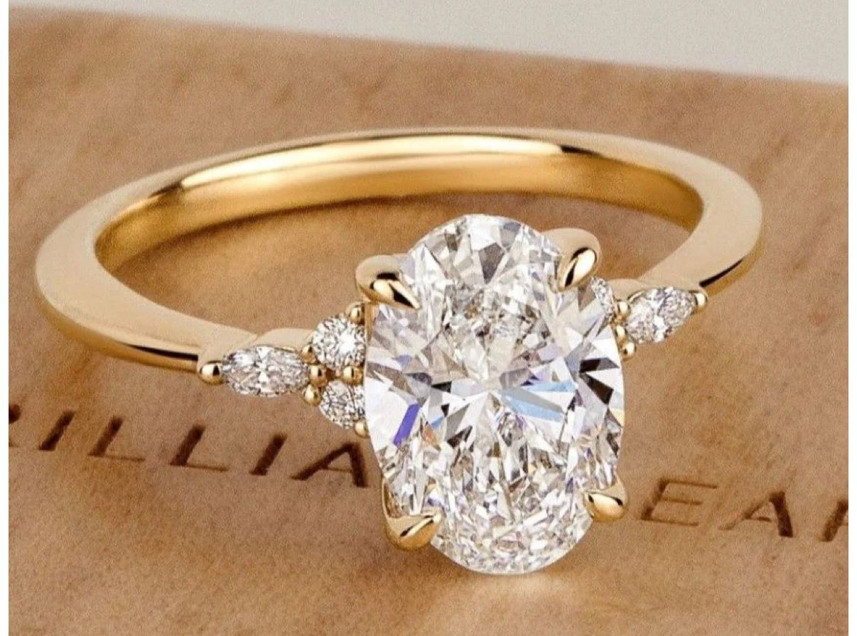 

18k gold with 1.5ct E VVS2 oval lab diamond and side lab diamond ring