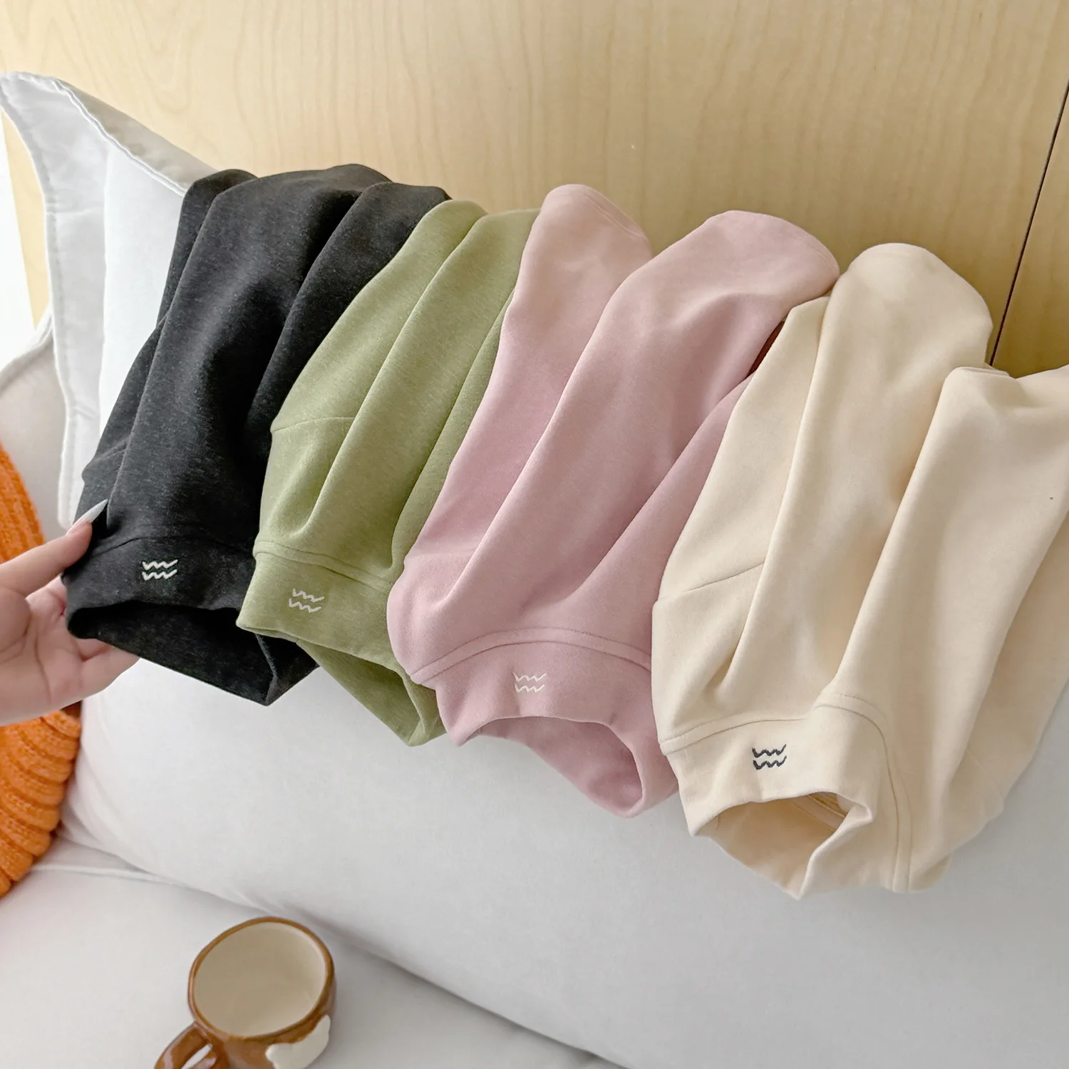 Girls' Base Shirt 2026 Autumn and Winter New Children's Thickened Semi High Collar Children's Warm Top