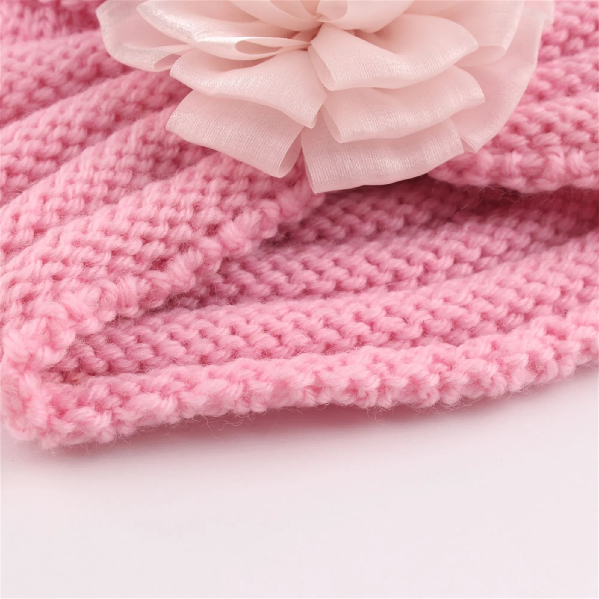 愛らしい女の赤ちゃん用ニット帽と靴下のセット、繊細な花柄の刺繍入り - 居心地の良い幼児用冬用ビーニーとブーティ