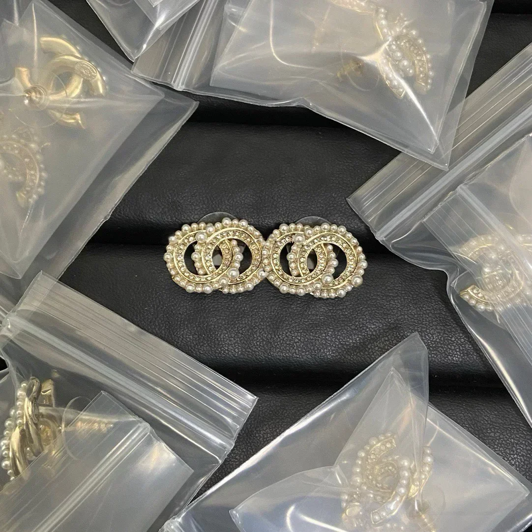 

2025 Fashionable 925 Silver Stud Earrings for Women Classic Design Exquisitely Crafted Versatile for Any Occasion