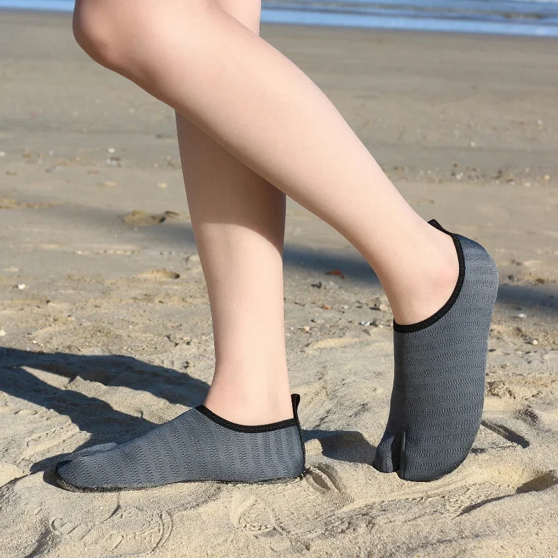 Nuove scarpe da nuoto per uomo donna scarpe da spiaggia assorbenti dal sudore all'aperto elastiche morbide e traspiranti scarpe da Yoga Casual e alla moda