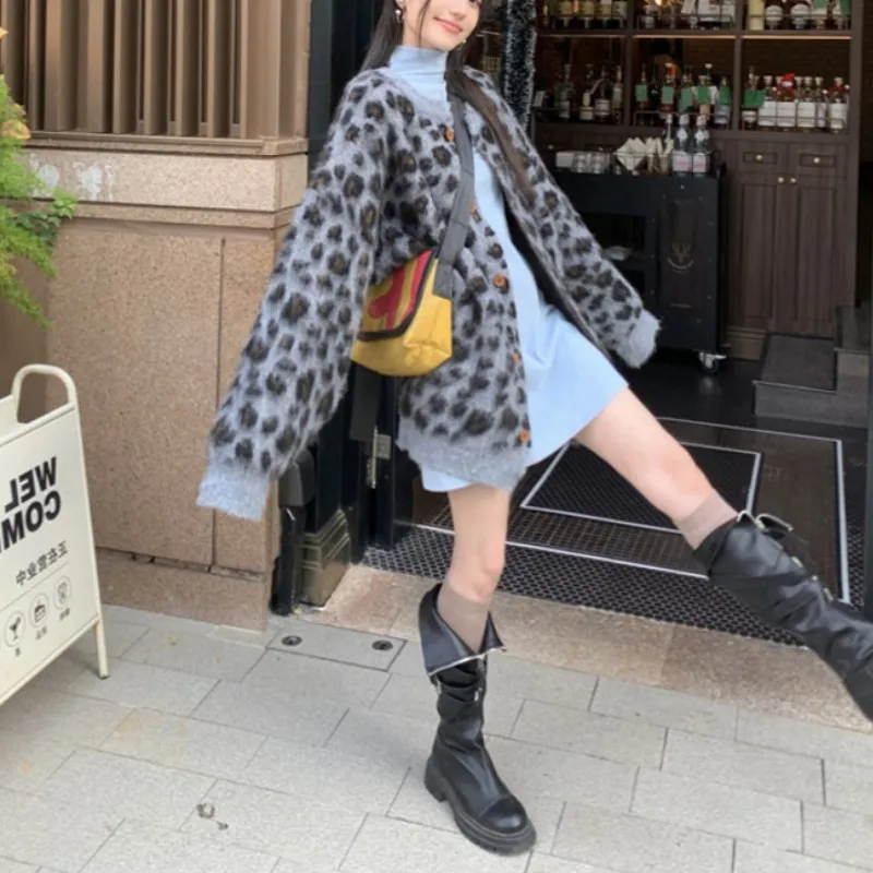 سترة مشغولة من الصوف النساء البلوزات عارضة لاعبا معطف ليوبارد طباعة جولة الرقبة طويلة الأكمام فضفاضة تناسب سميكة الشارع ارتداء 2025 الخريف