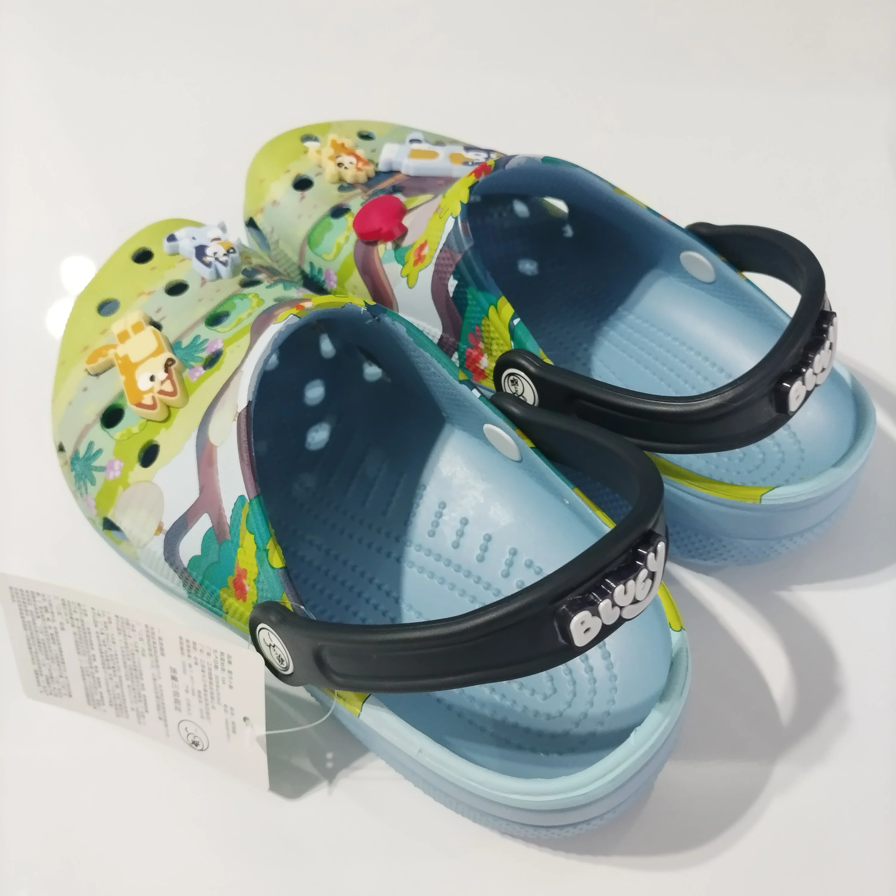 รองเท้าแตะลายการ์ตูนบลูอี้ แบบสวม ทำจากวัสดุ EVA ระบายอากาศได้ดี เหมาะสำหรับใส่ในบ้าน กันลื่น ทันสมัย ใส่ได้ทั้งในบ้านและนอกบ้าน รองเท้าชายหาด รองเท้าสำหรับผู้ใหญ่