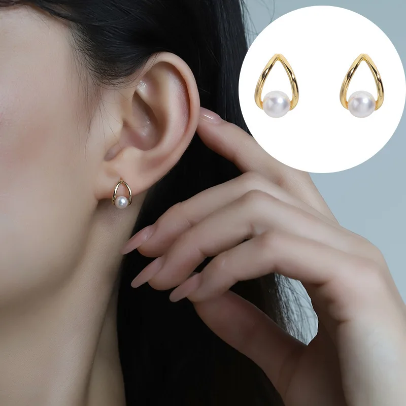 Fashion New Style Temperament Earrings Korean Edition Pearl Simple And Versatile Small And Popular Design Light Luxury Earrings