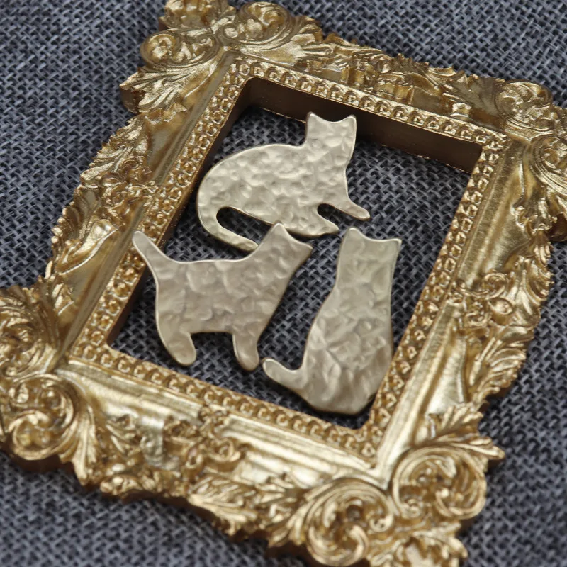Fun and Cute Style Pale Gold Color Hammer Pattern Matte Cat and Dog Shaped Brooch Pet Enthusiast Party Decoration Brooch