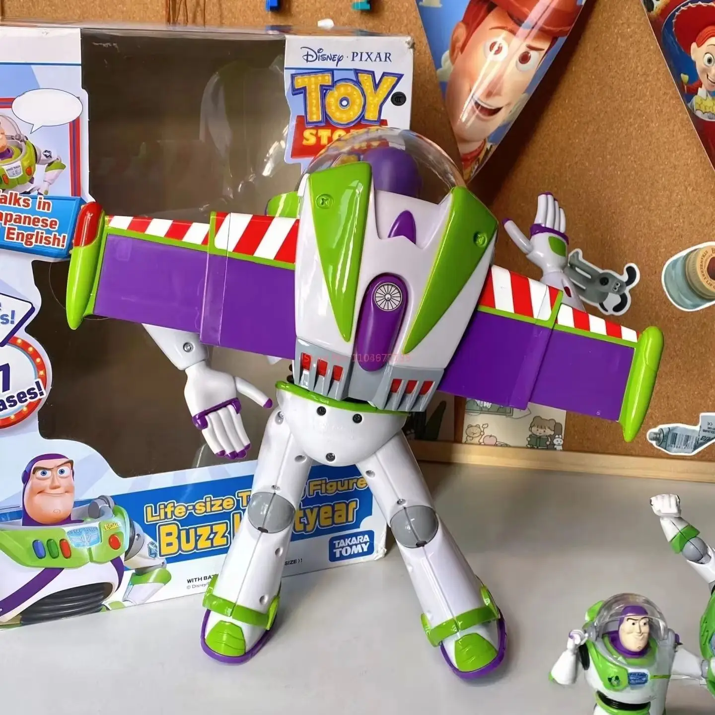 トイストーリーバズ・ライトイヤーモデルおもちゃピクサー電動歩行ロボット人形アクションフィギュア玩具誕生日ギフトのおもちゃモデル子供のため