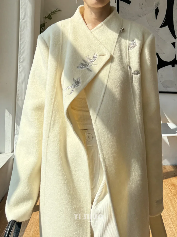 خريف شتاء جديد الراقية النمط الصيني الجديد الرياح التطريز الأسود مزدوجة الوجهين معطف الصوف المرأة طويلة الفراء سترة المرأة معطف فضفاض