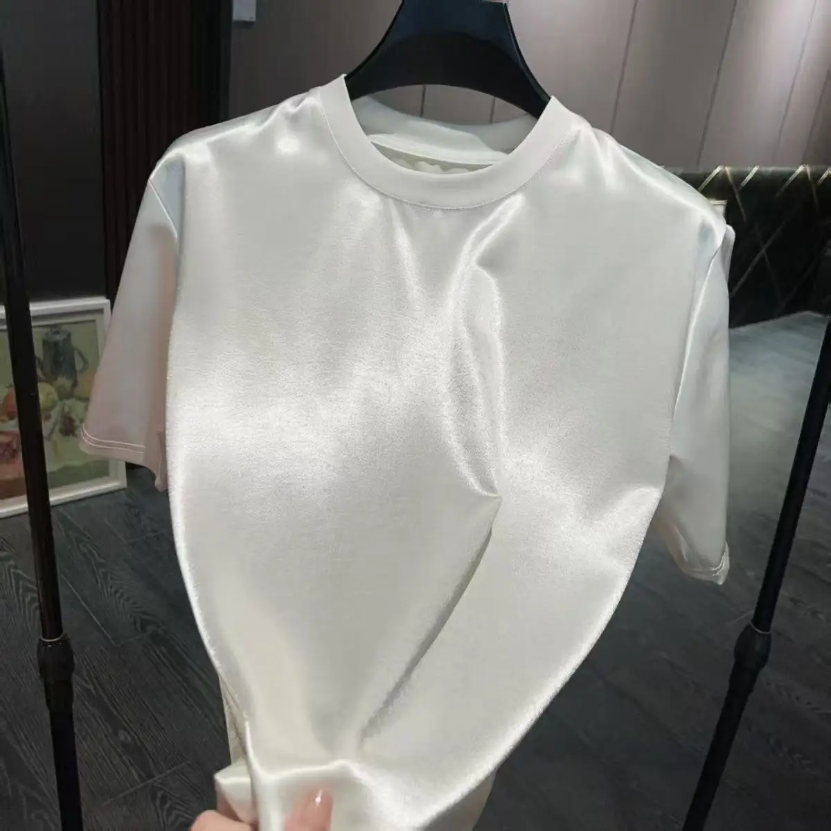 Sommerliches Acetat-Satin-T-Shirt für Herren, leichtes, glänzendes T-Shirt für Herren und Damen, hautfreundlich, trendig, hochwertig, bequemes Strand-Shirt – Detail 4