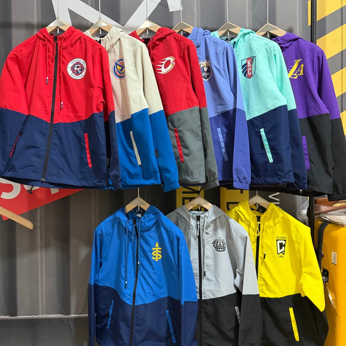 2026 New Retro American Team Sport Jacket Loose Fit Windproof Zipper Closure Contrast Color Collar for Men Casual Style Polye...