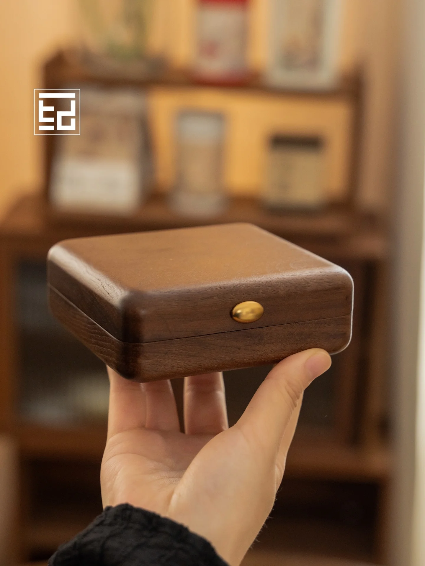 

Шкатулка для хранения браслетов из золотого нефрита, изысканная подарочная коробка из черного орехового дерева, ретро-упаковка ручной работы из дерева