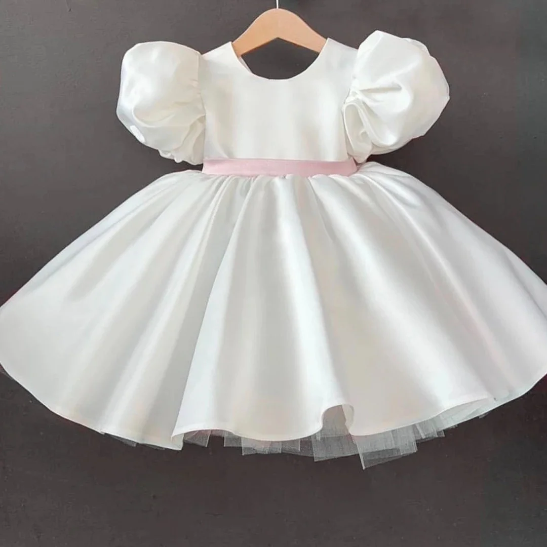 Maßgeschneidertes süßes Blumenmädchenkleid für Hochzeiten, knielang aus Satin mit Schleife, Kleid für kleine Mädchen zum Geburtstag, Fotoshooting, Erstkommunion. – Detail 2