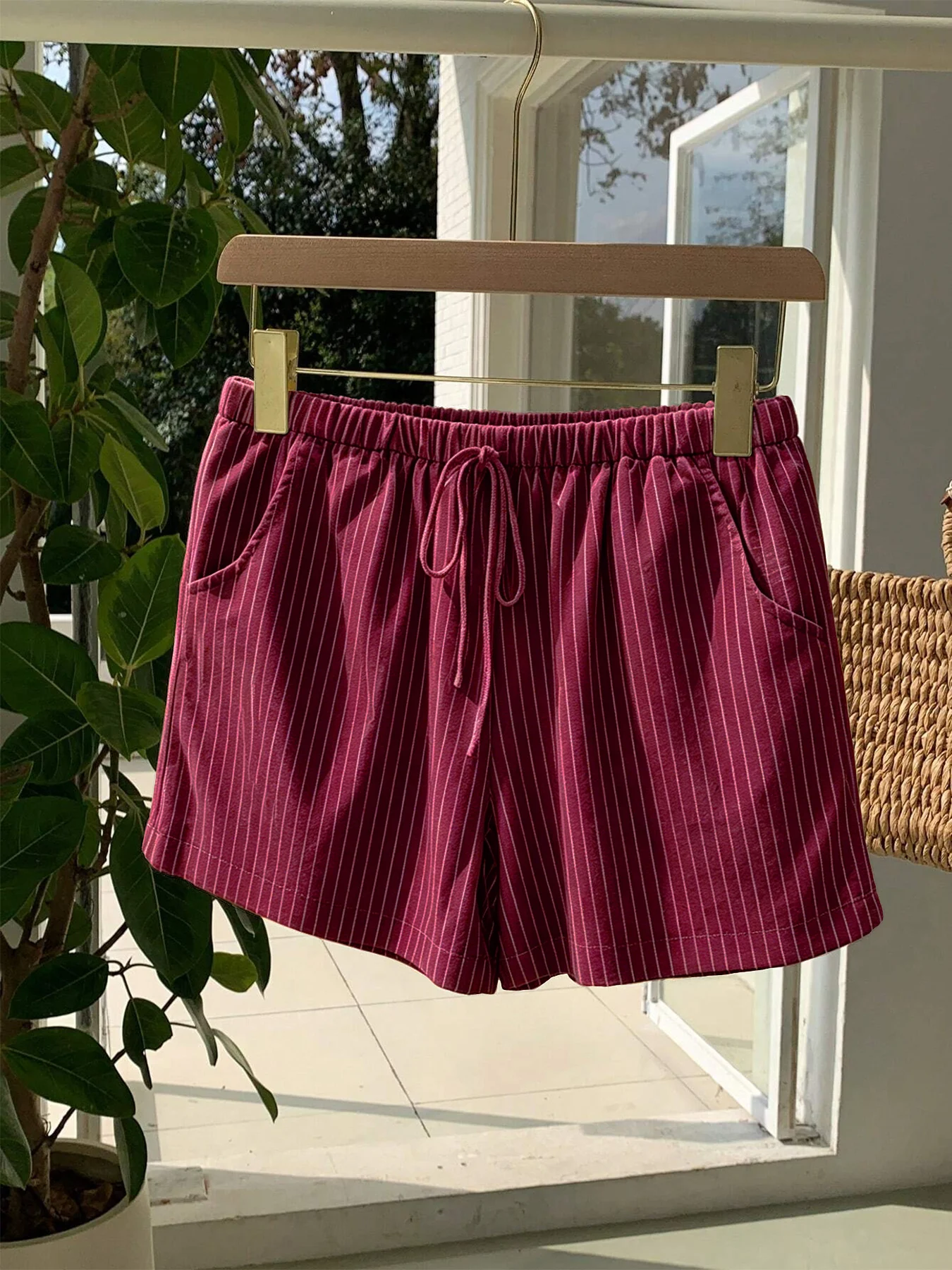 Damen-Shorts mit vertikalen Streifen, elastischem Bund, dekorativem Band und Taschen, lockere Sommer-Lounge-Shorts – Detail 8
