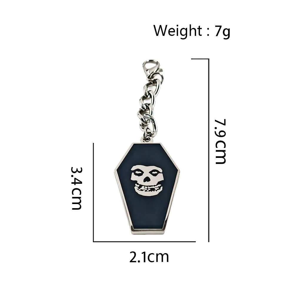 Wir sind 138 Sargförmige Doppelseitige Emaille-Schlüsselanhänger, Misfits Totenkopf-Anhänger, Punk-Rock-Horror-Fans Taschenanhänger, Schmuckgeschenk – Detail 3